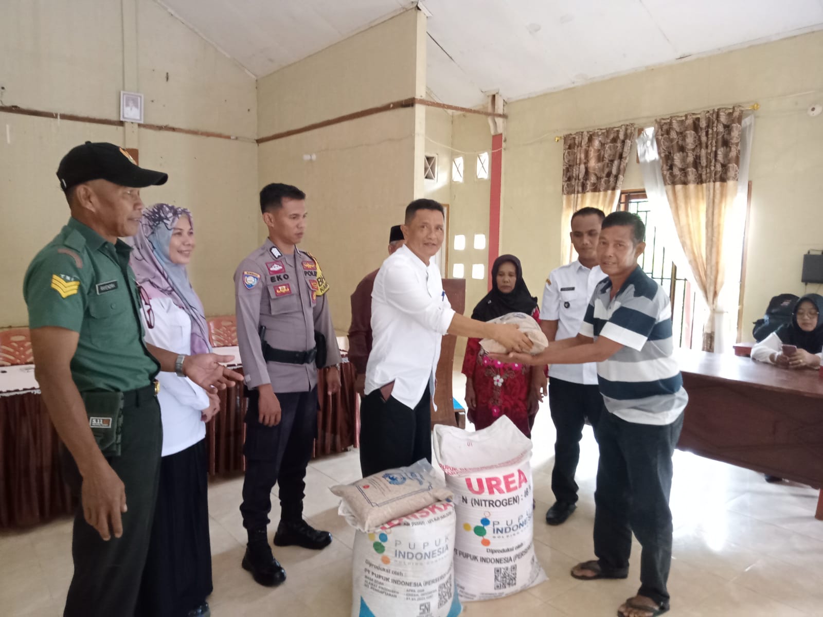 Pembagian Pupuk Gratis kepada Petani di Nagari Puluik-Puluik .